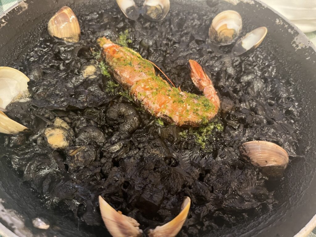 카탈루냐-광장-맛집-먹물-빠에야
