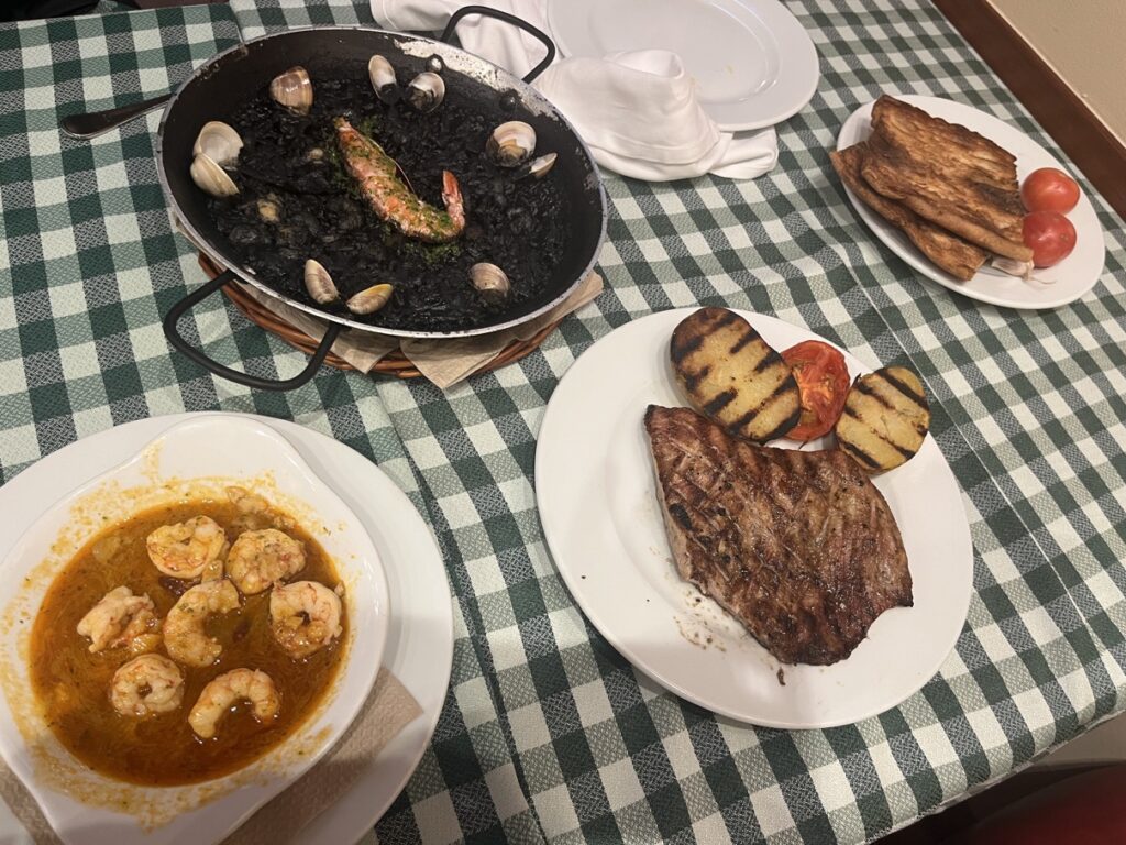 카탈루냐-광장-맛집-먹물-빠에야