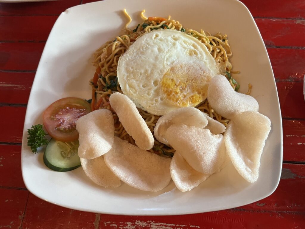 사누르-일몰-맛집-와룽-베이비-몽키