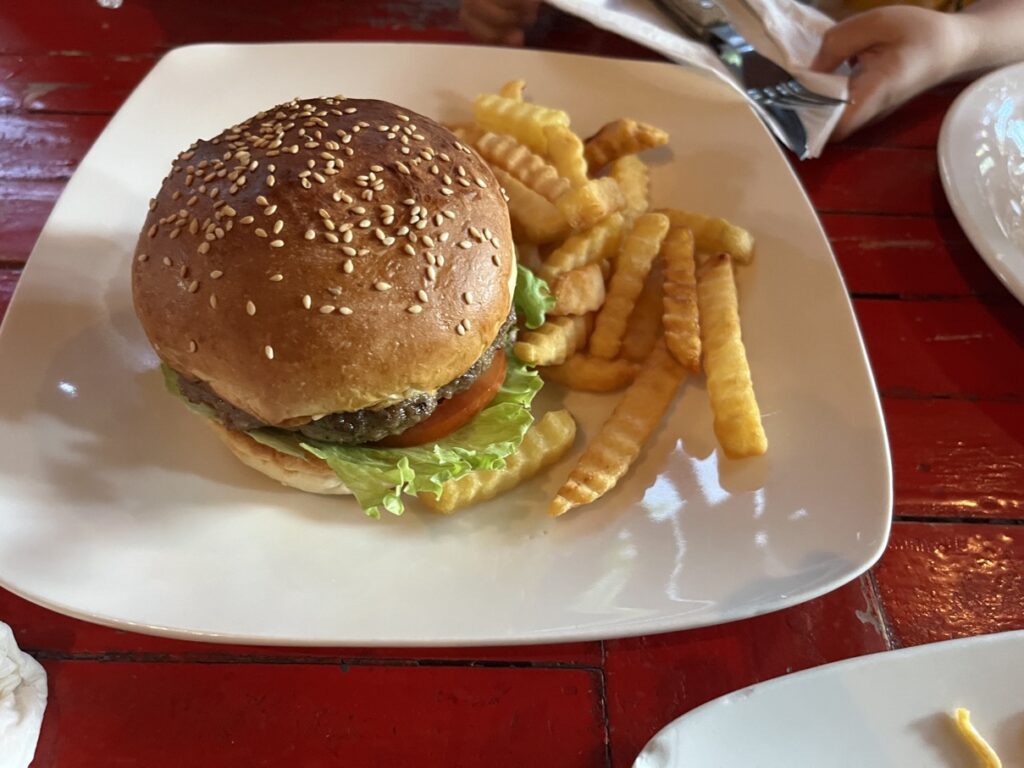 사누르-일몰-맛집-와룽-베이비-몽키